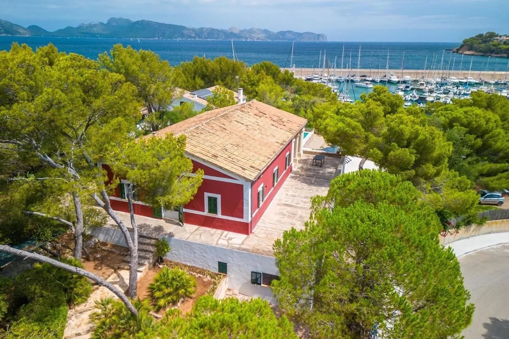 Holiday home Atemberaubende Villa Mit Meerblick Und Pool Alcudia  Spain